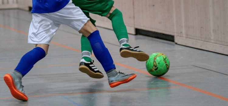 Fußball in der Halle für Jugendliche und Erwachsene